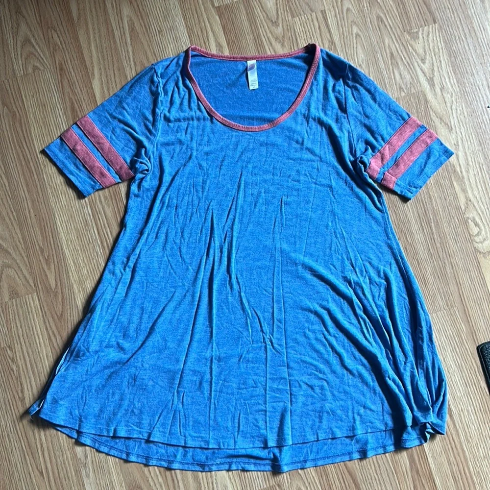 Lula Roe Perfect Tee - Picture 1 of 3